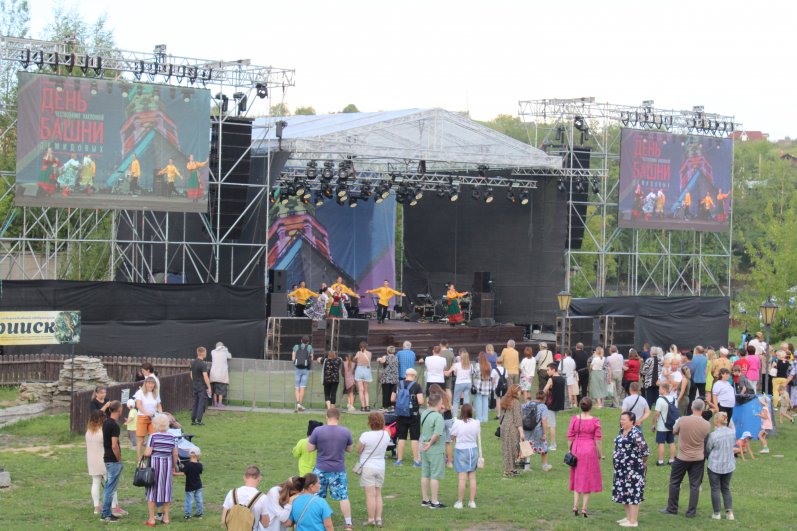 Днем на праздничную сцену вышли творческие коллективы из Екатеринбурга.