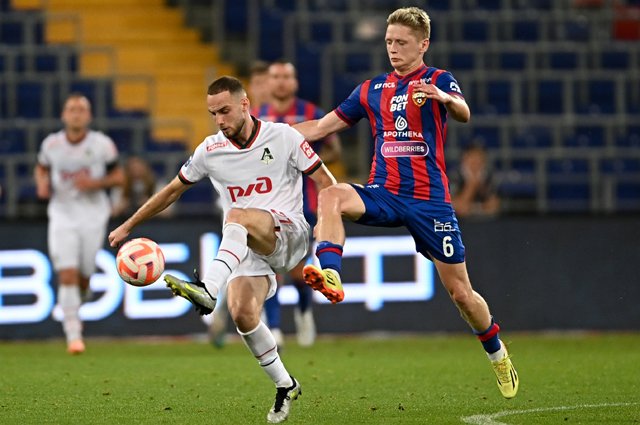 Игрок ФК «Локомотив» Марио Митай (слева) и игрок ПФК ЦСКА Максим Мухин