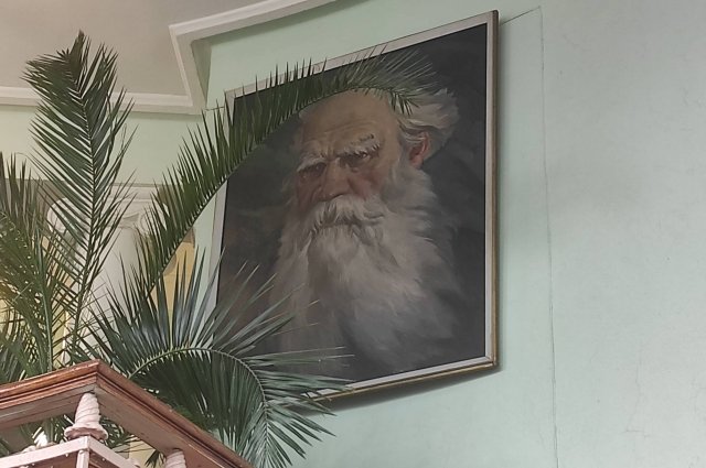 Портрет Толстого в Севастопольской горбиблиотеке.