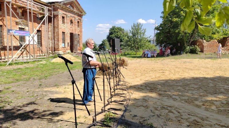 Территория перед храмом.