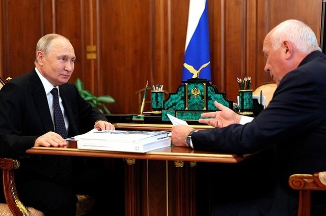 Владимир Путин на встрече с Сергеем Чемезовым. 