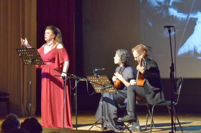 Выступление звезды оперы Любови Петровой встретили аплодисментами.