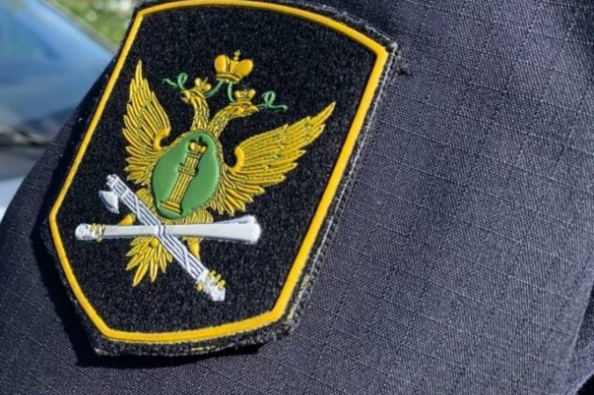 Приставы не выпустили гражданина за границу, пока тот полностью не погасил все имеющиеся долги.