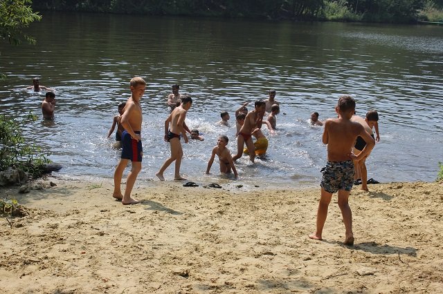 Весёлые игры в воде могут закончиться неприятностями для здоровья детей.