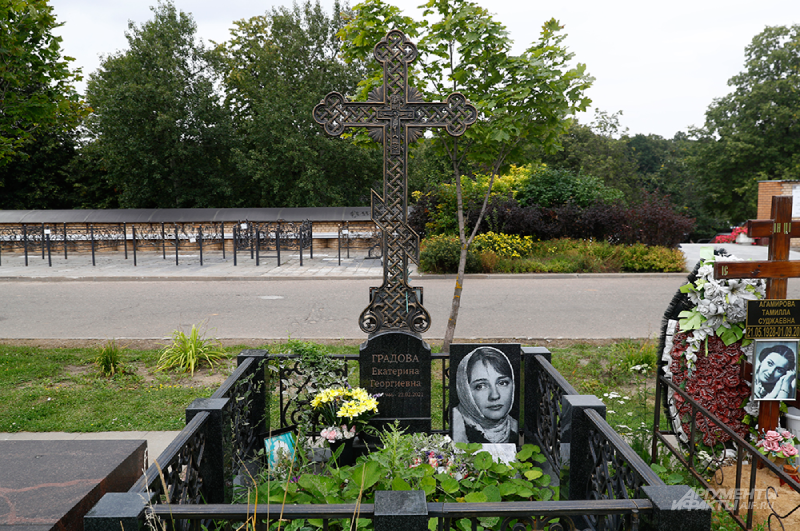 Памятник юдашкину на троекуровском кладбище. Могилы знаменитостей. Троекуровское кладбище Юдашкина. Фото могилы. Могилы знаменитостей на кладбищах.