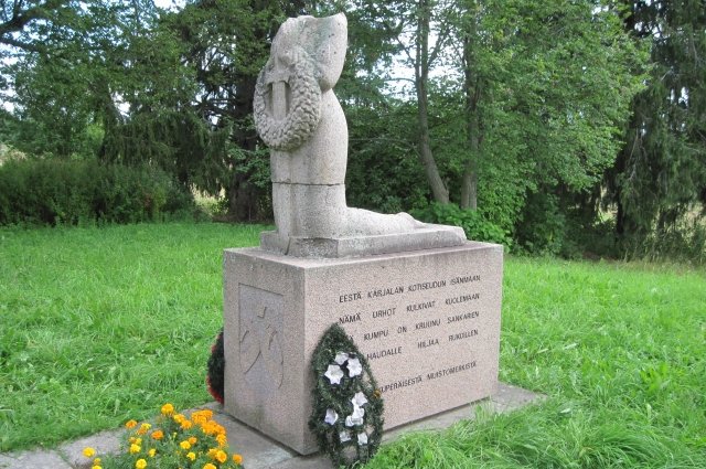 Памятник был разрушен после войны, но восстановлен в 90-е (так и оставшись без головы).