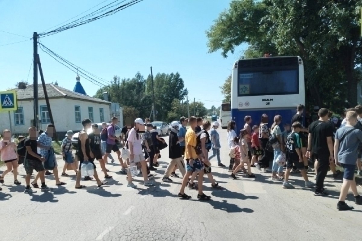 На Дону накормили сотню детей из ДНР, у которых из-за жары сломался автобус