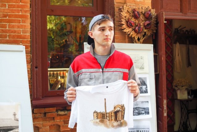 Иван по профессии - инженер-строитель.