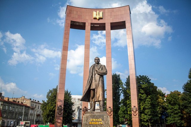 Памятник Степану Бандере во Львове.