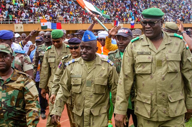 Члены военного совета, поддержавшие переворот в Нигере, на митинге на стадионе в Ниамее