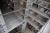 На самом деле уровней книгохранилища даже не восемь, а десять. Перекрытия и стеллажи - металлические, частично - с перфорацией чтобы облегчить конструкцию здания - так она может выдерживать колоссальный общий вес книг.