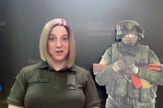 Сара Эштон-Чирилло с фигурой российского солдата.