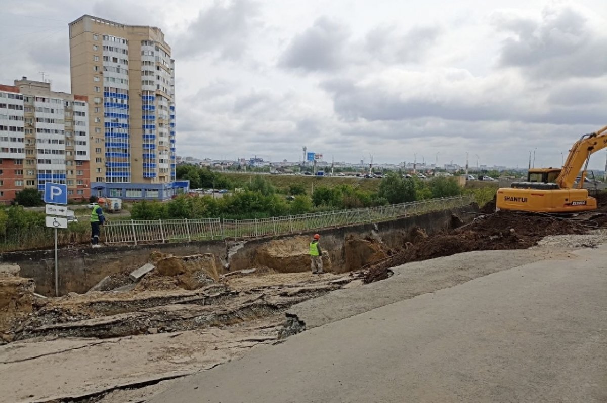 Мэр Омска осмотрел провал грунта возле новостройки на Левобережье | АиФ Омск