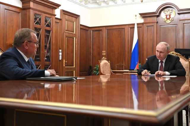 Президент РФ Владимир Путин и президент — председатель правления Банка ВТБ Андрей Костин во время встречи.