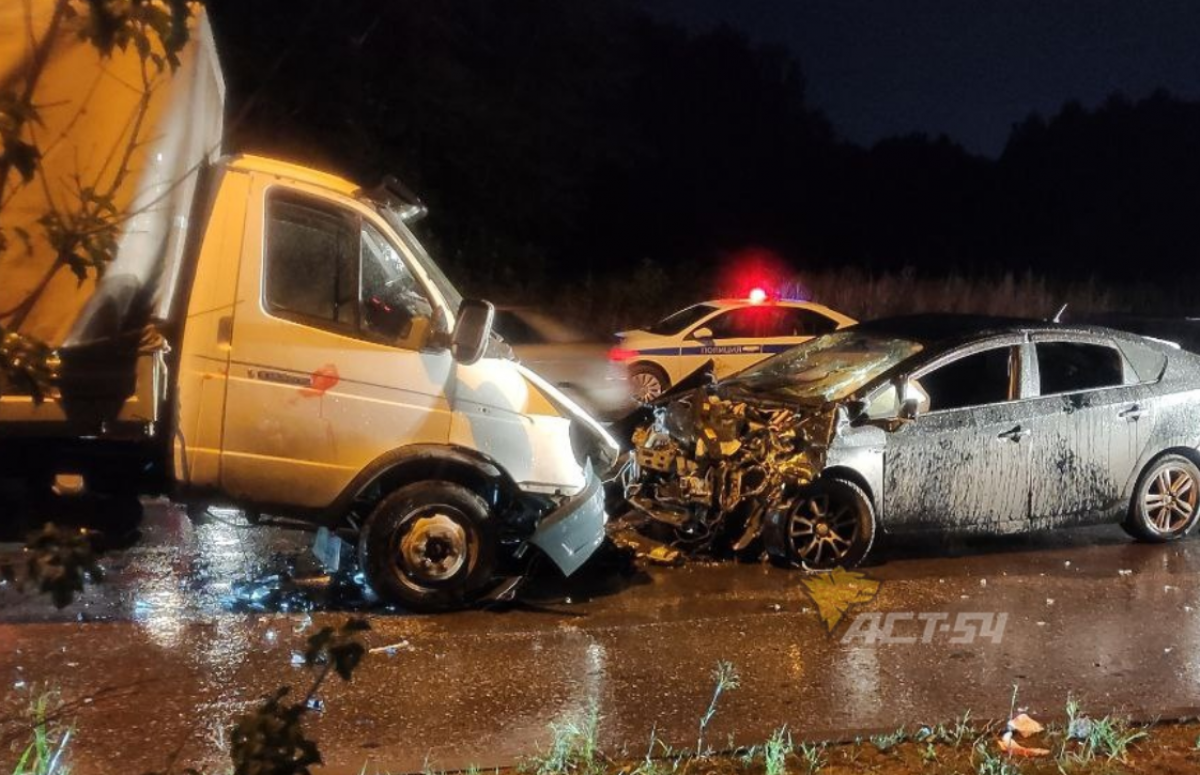 В Новосибирске водитель Toyota разбился в лобовом ДТП с «‎ГАЗелью»‎ | АиФ  Новосибирск