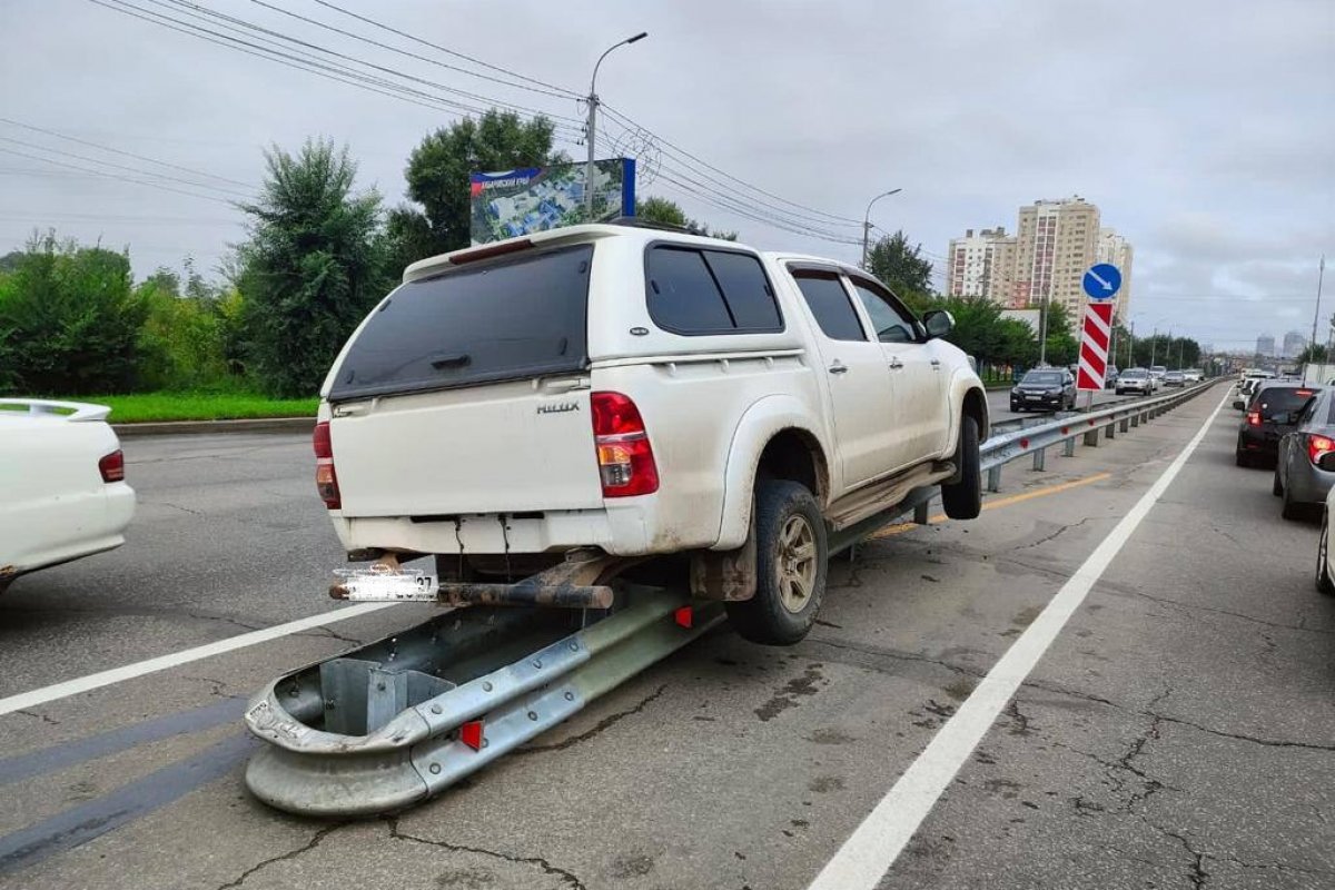 В Хабаровске Toyota повисла на отбойнике после ДТП | АиФ Хабаровск