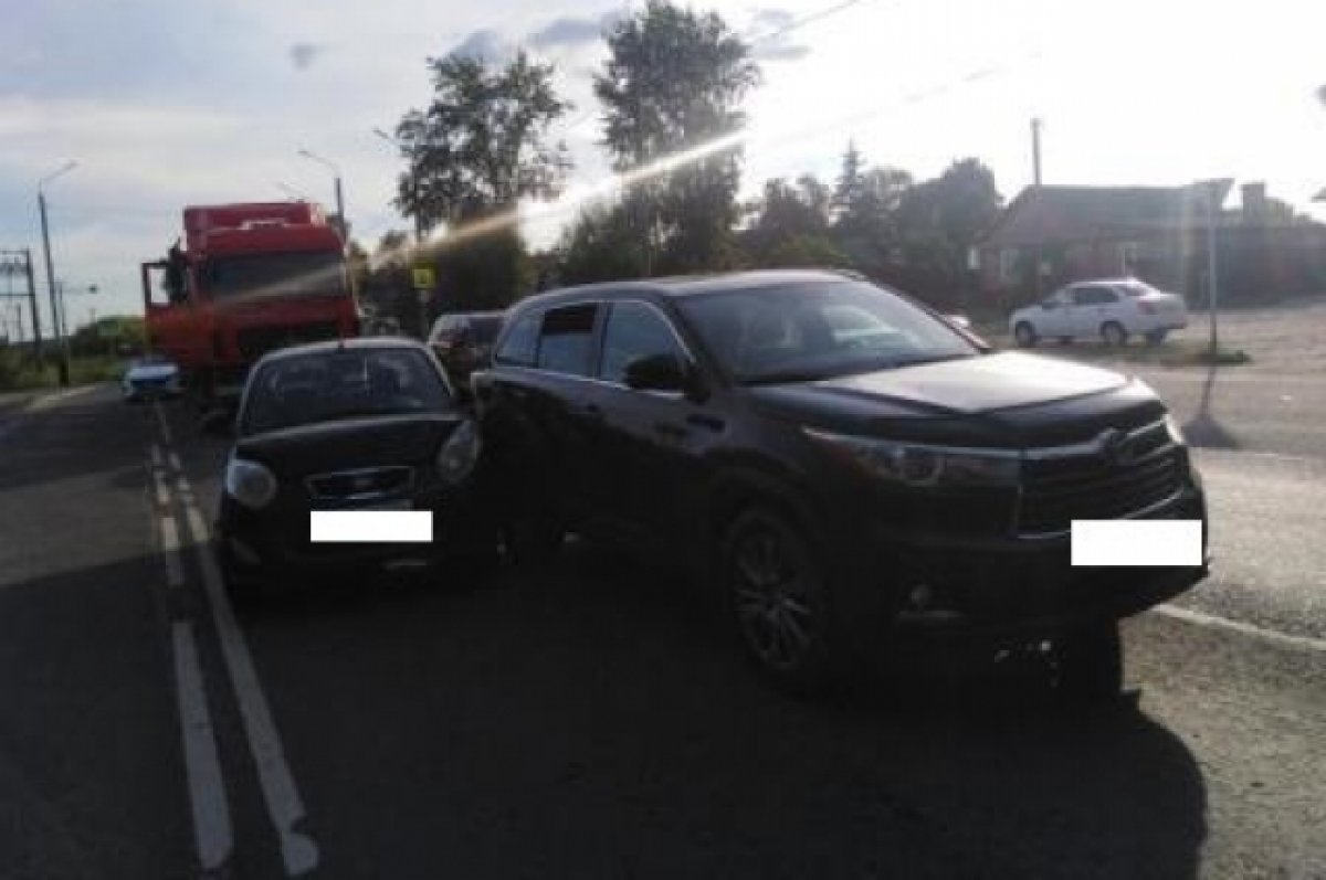 50-летний водитель МАЗа протаранил две легковушки в Брянске