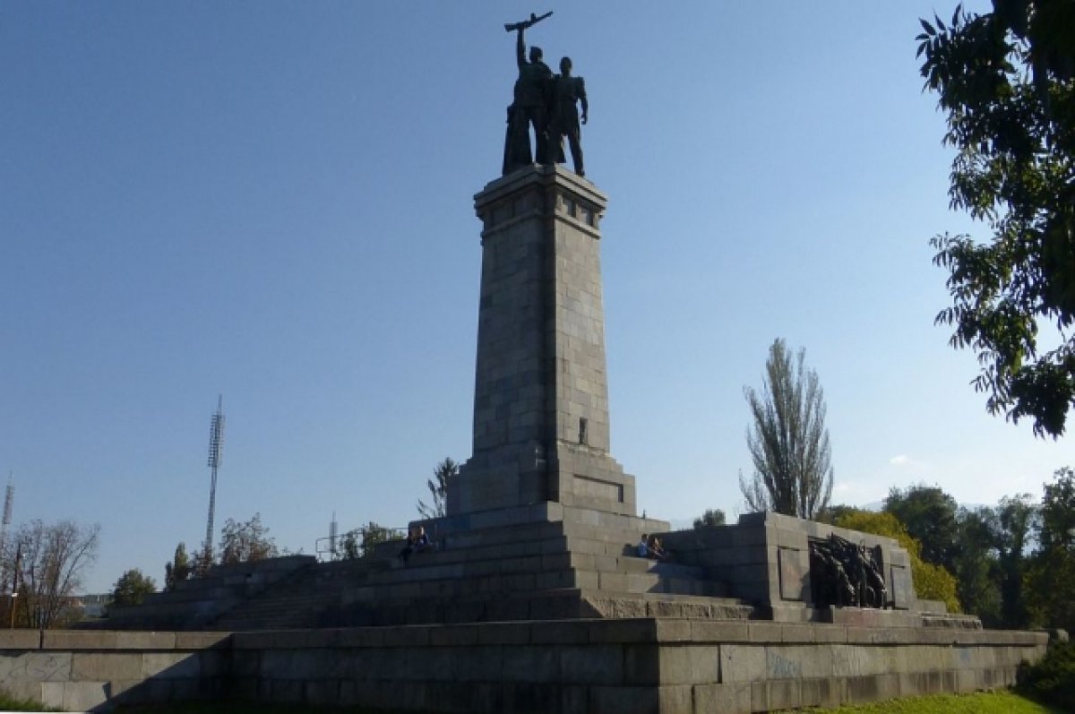 Власти Софии могут не успеть снести памятник Советской армии в 2023 году
