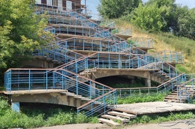 По лестнице ходят учащиеся школы №73.