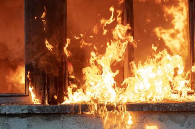Пожар в доме, расположенном в Кукуштане, начался 12 августа рано утром.