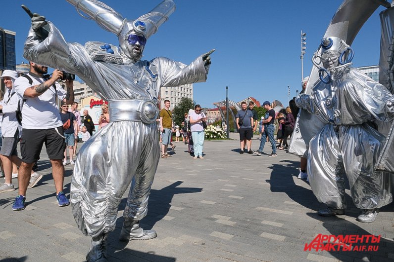 Открытие международного фестиваля уличных театров «Флюгер» в Перми.