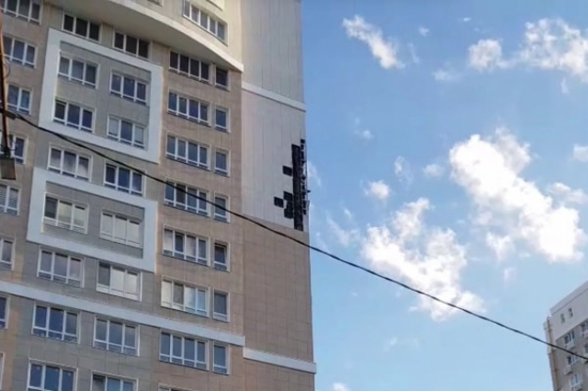 Очевидцы в Белгороде сообщили о ЧП с повреждением фасада жилого дома