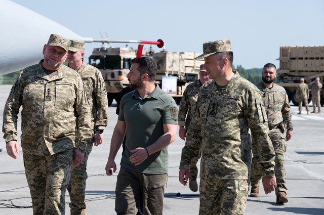 Владимир Зеленский с украинскими военными.