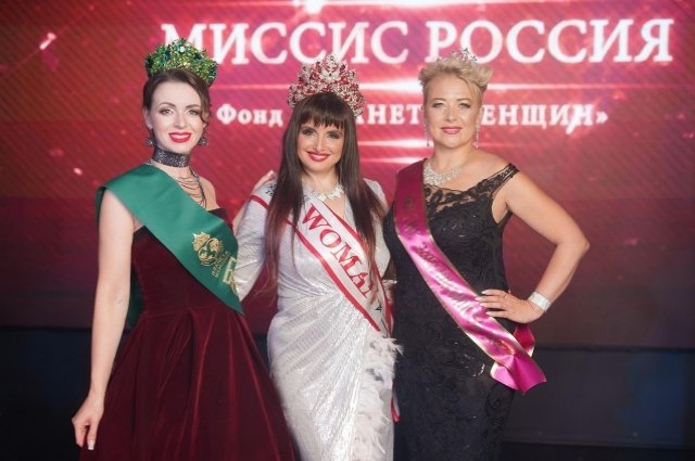 Любовь Тихомирова (по центру) завоевала титул Woman Star World.