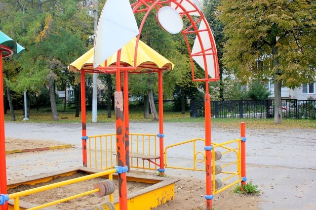 В Татарстане ребенок получил травмы во время игры на детской площадке. 