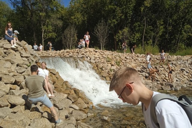 Летом 2022 года доступа к Хрустальному водопаду не было - укрепляли его стенку, чтобы паводковые воды Казанки окончательно не размыли.