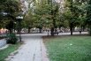 Как и девять лет назад в сквере напротив областной администрации жители Луганска семьями гуляют в тени деревьев, спасаясь от летнего зноя.