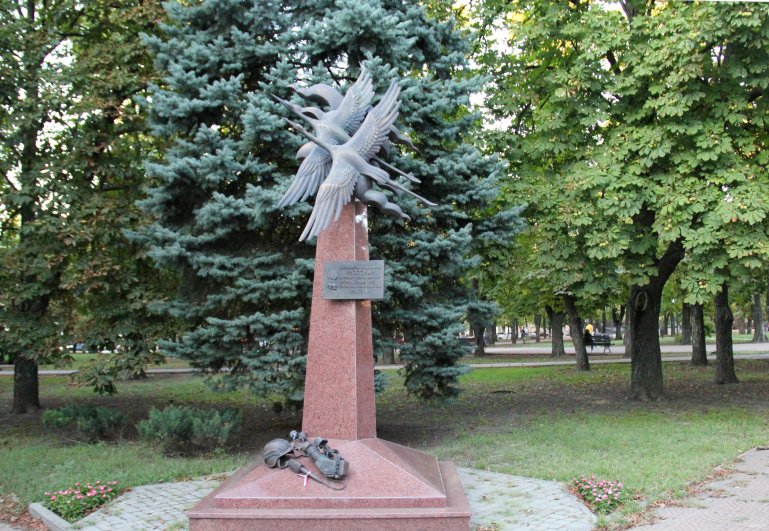 Памятник журналистам ВГТРК, погибшим под Луганском в результате обстрела в 2014 году.