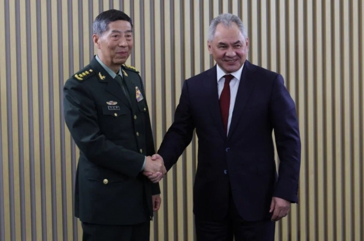 Шойгу провел встречу с министром обороны КНР Ли Шанфу