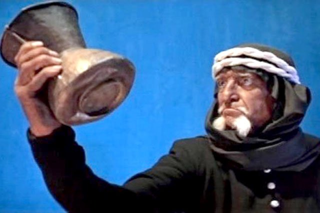 Андрей Файт в жизни был ителлигентным и добрым человеком, но на экране легко перевоплощался в страшных колдунов. (Кадр из фильма «Волшебная лампа Аладдина», 1967 г.)