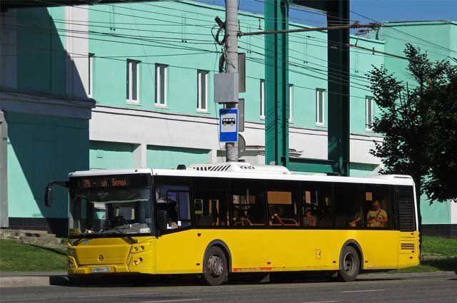 Пассажиры жалуются на переполненные автобусы и старый автопарк в городе.