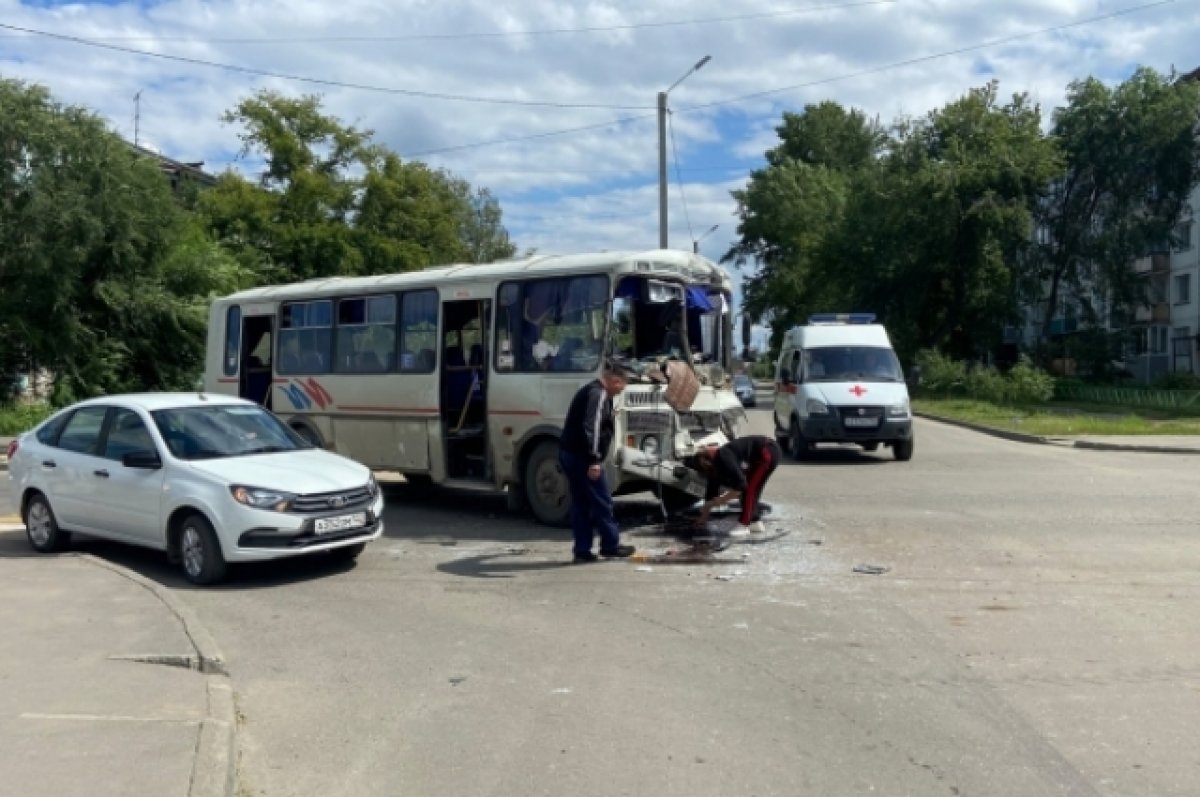 Пять человек пострадали в ДТП с участием автобуса и грузовика в Бийске