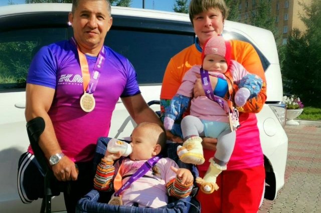 У мастера спорта, чемпиона России есть жена и двое детей.
