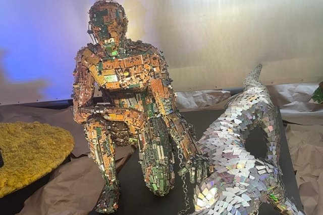 В Калуге открыт музей мусора. Трудно поверить, что все экспонаты изготовлены из вторсырья.