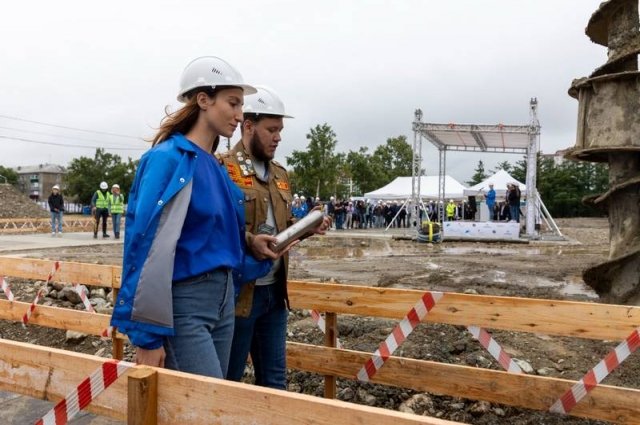 В фундамент будущей стройки заложили капсулу.