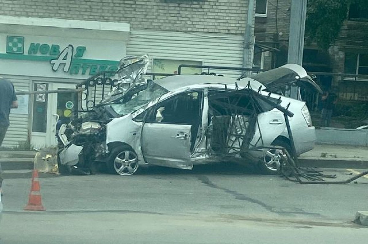 Автомобиль врезался в автобус на остановке в центре Хабаровска | АиФ  Хабаровск