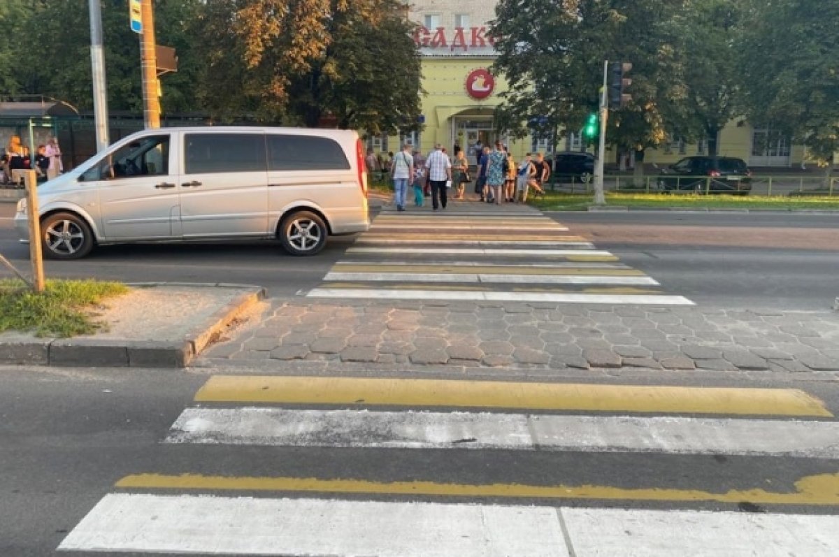 Проехавший на красный сигнал «Мерседес» сбил 13-летнего пешехода в Брянске