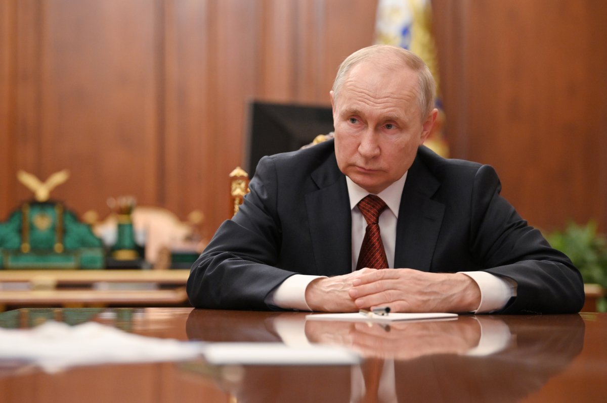 Путин поручил сохранить выплаты пособий при росте доходов семей | В России  | Политика | Аргументы и Факты