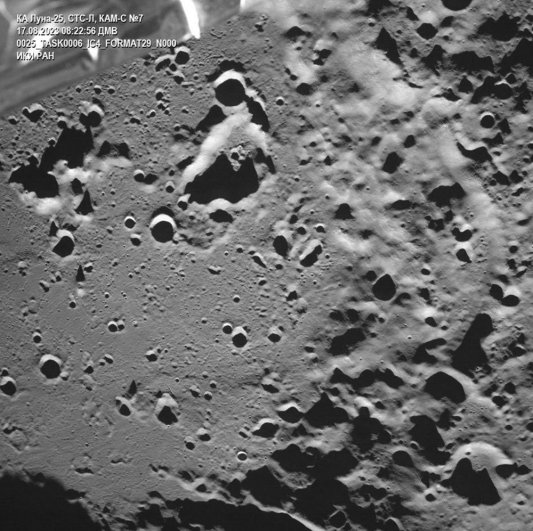 Первый снимок лунной поверхности.