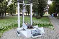 Памятник погибшим от авиаудара по центру Луганска 2 июня 2014 года .