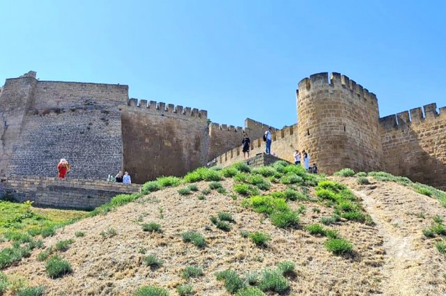 Крепость в Дербенте – один из самых популярных объектов у туристов.