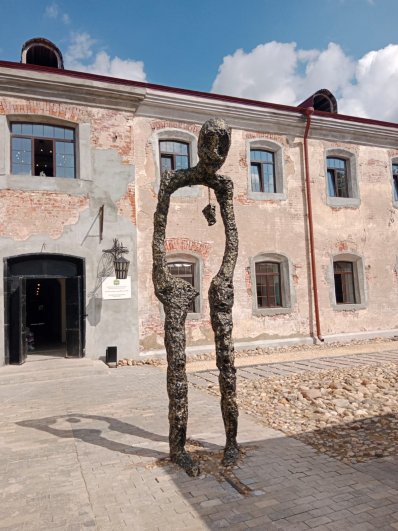 Скульптура перед входом в музей символизирует опустошённого после тюрьмы человека, у которого осталось только его каменное сердце.