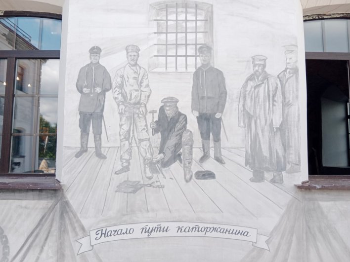 Фреска Владимира Овчинникова во внутреннем дворе.