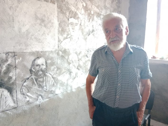 Боровский художник Владимир Овчинников - автор живописи на стенах музея.