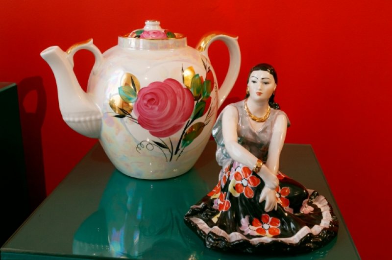 Чайник заварочный и фарфоровая статуэтка «Цыганка». 