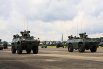 Два бронированных автомобиля Cadillac Gage V-200 ВВС Республики Сингапур с системами противовоздушной обороны RBS-70.